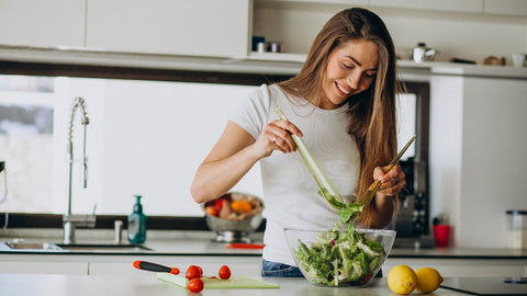 Mujer disfrutando de una dieta equilibrada para evitar el efecto rebote